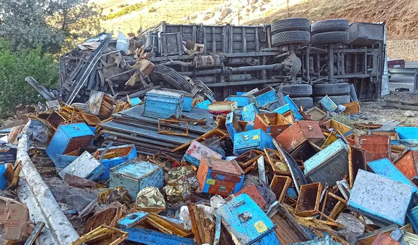 malatyada-ari-kovani-ve-bal-yuklu-kamyon-devrildi-3-kisi-oldu-112-ekipleri-arilar-nedeniyle-kaza-bolgesine-yaklasamadi-1599416534552.jpg Malatya'da arı kovanı ve bal yüklü kamyon devrildi: 3 kişi öldü, 112 ekipleri arılar nedeniyle kaza bölgesine yaklaşamadı-2