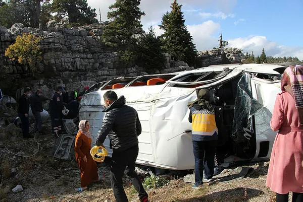 baska-sehirden-kiz-istemeye-gidenleri-tasiyan-minibusun-feci-kazasi-cok-sayida-yarali-var-1603981628696.jpg Başka şehirden kız istemeye gidenleri taşıyan minibüsün feci kazası: Çok sayıda yaralı var-3