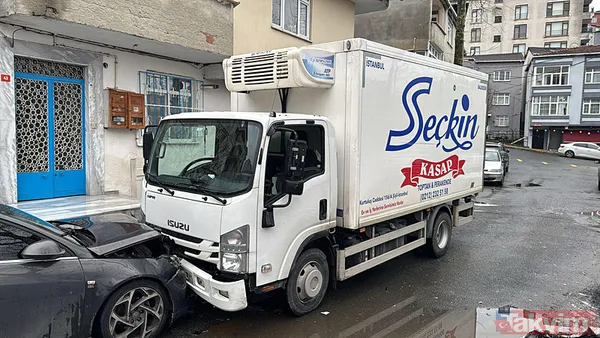 Beyoğlu'nda ortalık karıştı: 7 araca çarptı kamyoneti bırakıp kaçtı - 4