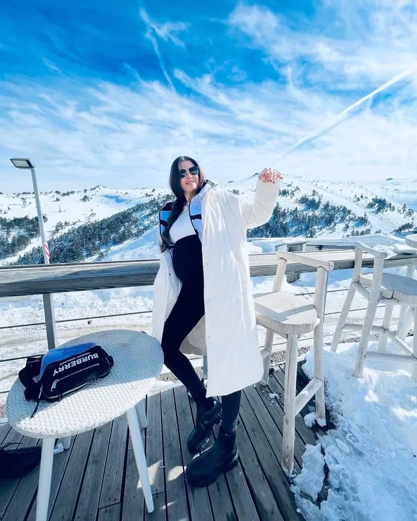 Çaça'nın 425 liralık kar şıklığı! Kıvanç Tatlıtuğ’un biricik eşi Başak Dizer sevimli dostunu süsledi-2