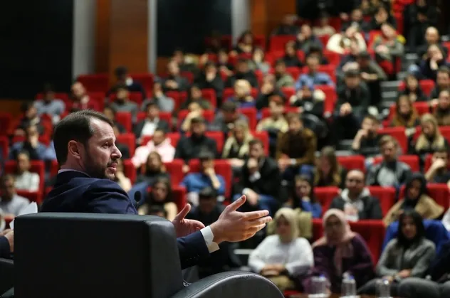 Bakan Albayrak gençlerle buluştu