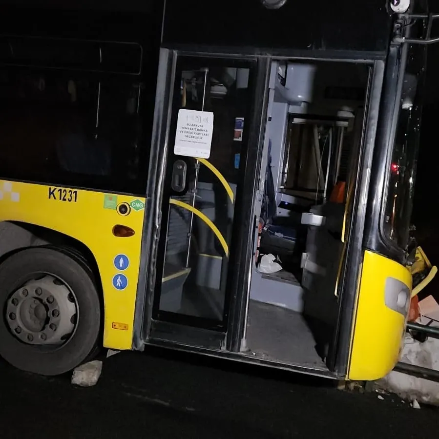Sarıyer’de İETT otobüsü bariyere çarptı