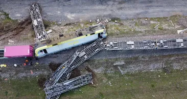 SON DAKİKA: Adanada aynı istikametteki iki yük treni çarpıştı! İki makinist yaralandı