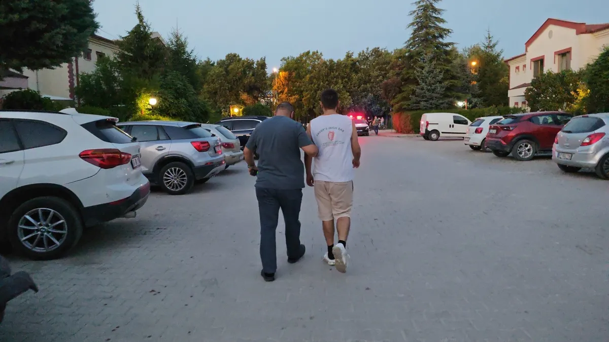 1784406061968.jpeg Eskişehir'de babasını bıçakla yaralayan genç kendini eve kilitledi-3
