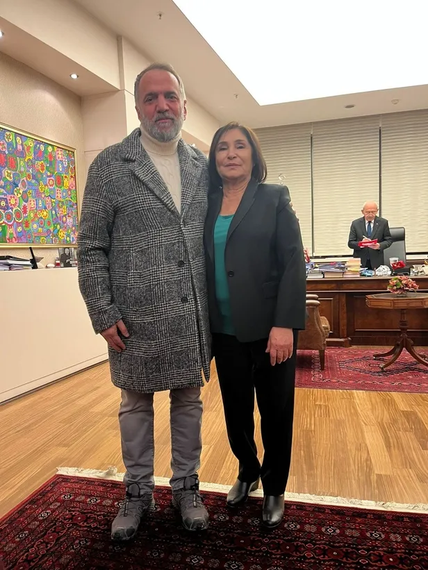 kemal-kilicdaroglunun-en-yakininda-selvi-kilicdaroglu-ile-poz-verdi-kim-bu-rasim-bolucek-feto-ile-temas-1678370411578.jpeg