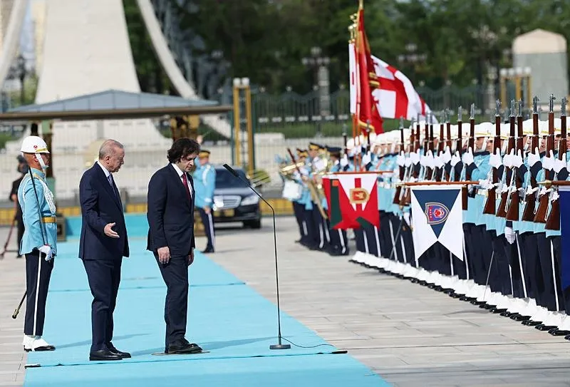 Başkan Erdoğan'ın resmi törenle karşıladığı İrakli Kobakhidze'nin saçlarıyla imtihanı!-3