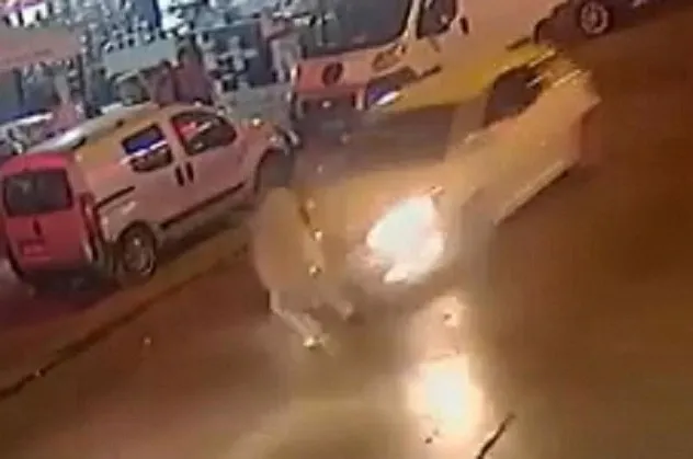 Son dakika: İzmir'de otomobilin yayaya çarptığı kaza, kamerada! Polis sürücünün peşinde
