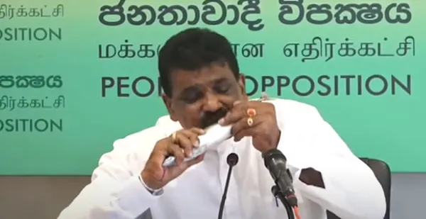 sri-lankada-eski-bakan-baliklarin-koronavirus-bulastirmayacagini-gostermek-icin-cig-balik-yedi-1605685932917.jpg Sri Lanka'da eski bakan balıkların koronavirüs bulaştırmayacağını göstermek için çiğ balık yedi-6