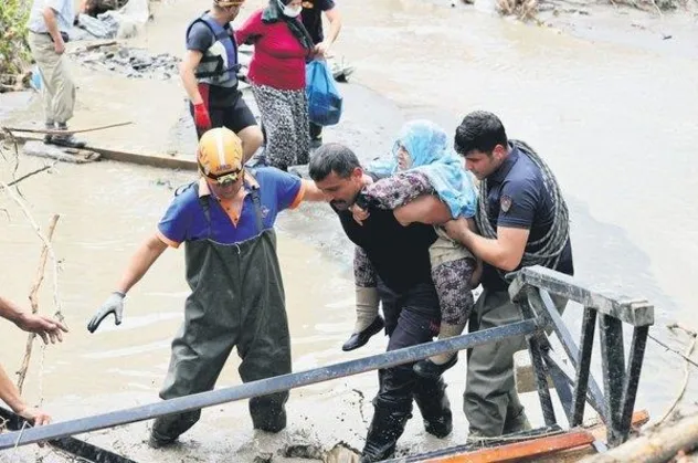 Alnından öpülesi kahramanlar: Karadeniz'deki sel felaketinde 700’e yakın vatandaşı çamur denizinden kurtardılar
