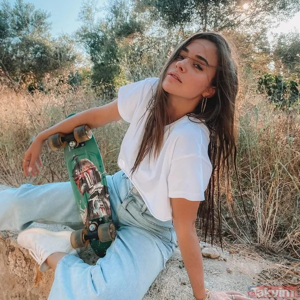 Cam Tavanlar’ın Leyla’sı Bensu Soral’dan şaşırtan hamle! Açlıktan gözü döndü yarım ekmeğin arasına bakın ne koydu - 1