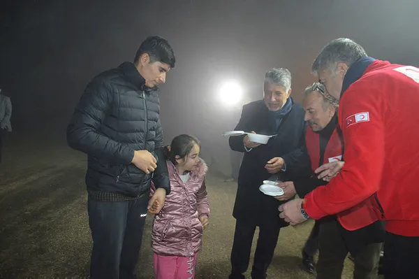 Hatay’daki depremde evlerine girmeyenlere çorba dağıtıldı-4