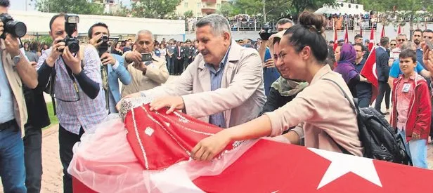 Kırmızı yazmalı veda