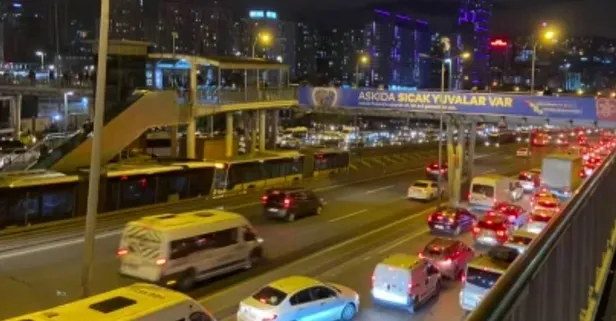 Haramidere'de metrobüs arızası! Uzun kuyruklar oluştu...