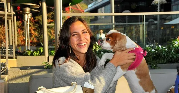 Hülya Avşar ve Kaya Çilingiroğlu'nun kızı Zehra sevgilisi ile Alaçatı gecelerinde!