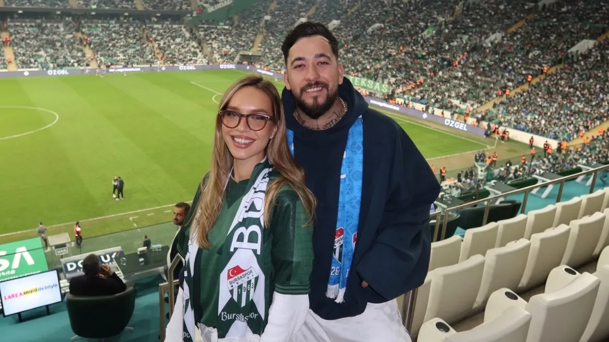 1792527916620.jpg 16 numaralı forması ve yeşil-beyaz atkısıyla tribündeki yerini aldı! DJ Mahmut Orhan ve sevgilisi maç izledi-4