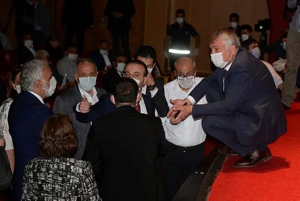 chpli-adana-buyuksehir-belediyesinde-sosyal-mesafe-hice-sayildi-1588977525718.jpeg CHP'li Adana Büyükşehir Belediyesi'nde sosyal mesafe hiçe sayıldı!-2