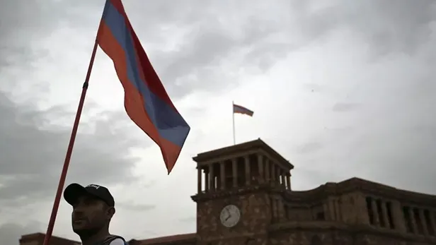 Son dakika: Ermenistan karışıyor! Göstericiler hükümet binasını bastı-6