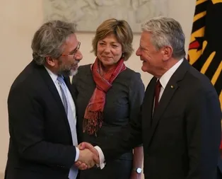 Can Dündar hakkında kırmızı bülten