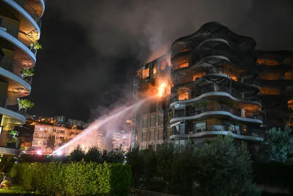 İzmir'in Narlıdere ilçesindeki Folkart sitesinde yangın! 8 saat sonunda kontrol altına alındı: Daireler küle döndü-5