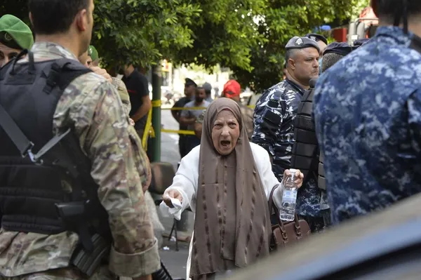 hesabindaki-parayi-cekemeyince-calisanlari-rehin-alan-saldirgan-teslim-oldu-1660239436171.jpg Hesabındaki parayı çekemeyince çalışanları rehin alan saldırgan teslim oldu-3