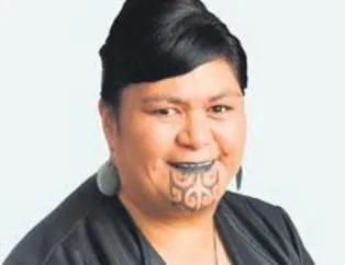 Maori dövmeli bakan oldu