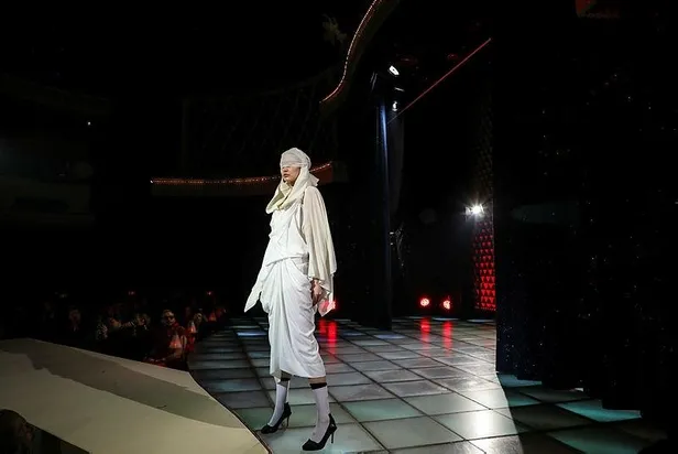 Ünlü model Bella Hadid'den Batı'ya 'çifte standart' tepkisi: Kaç Müslüman ülke alevler içinde?-5