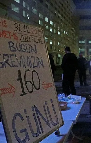 CHP'li Antalya Büyükşehir Belediyesi önündeki işçiler yeni yıla grevde giriyorlar!