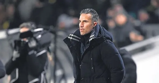 12 kişi oynayan rakibine Van Persie çıldırdı