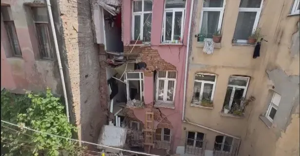 Fatih’te bir binada çökme! Ekipler olay yerinde