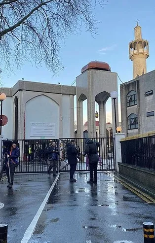 İngiltere’de müezzine bıçak