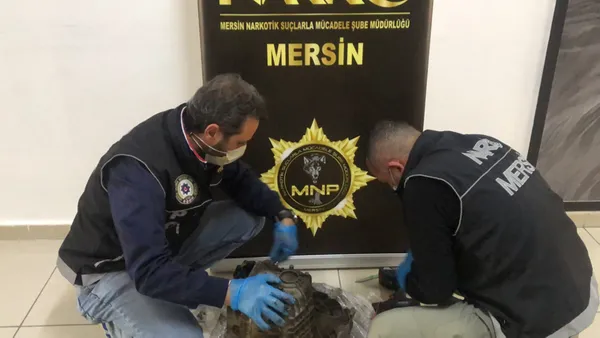 mersinde-sanzimanin-icinden-39-kilo-metamfetamin-cikti-3-kisi-gozaltinda-1618296808190.jpg Mersin'de şanzımanın içinden 3,9 kilo metamfetamin çıktı! 3 kişi gözaltında-3