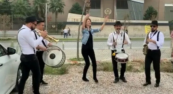 instagram-fenomeni-inci-akbay-esinden-bosandi-bandolu-kutlama-yapti-1573816125467.jpg Instagram fenomeni İnci Akbay eşinden boşandı bandolu kutlama yaptı-3