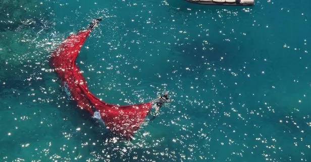 Antalya’da deniz polisinden Türk bayrağı operasyonu! Bayrak direğinden kopunca hemen harekete geçtiler