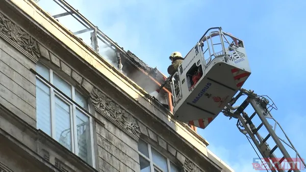 SON DAKİKA: Beyoğlu'nda korkutan yangın! Tarihi binanın 6. katında alevler yükseldi - 7