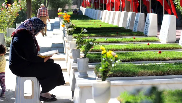 Diyanet'e göre adetliyken mezar ziyareti yapılabilir mi? Adetliyken mezara gidilir mi? Regl döneminde mezara gitmek günah mı?-4