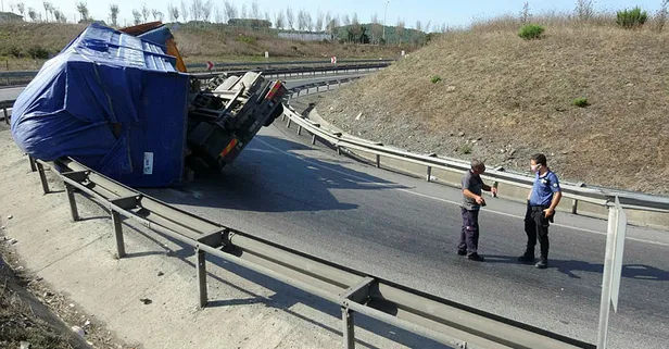 Virajda kontrolden çıkan TIR yola devrildi! Yer: İstanbul