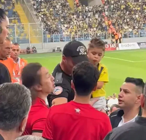 genclerbirligi-fenerbahce-macinda-cocugun-formasinin-cikarilmasina-sorusturma-1786833630787.jpg Gençlerbirliği-Fenerbahçe maçında küçük çocuğun formasının çıkarılmasıyla ilgili Cumhuriyet Başsavcılığı soruşturma başlattı-2
