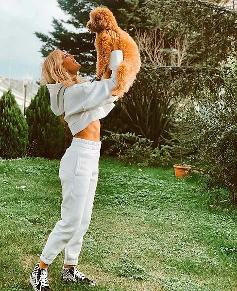 Pandemi alışverişe engel olmadı! Çağla Şıkel, Burcu Esmersoy, Bahar Şer gibi isimler dev markaları ayağına getirdi-7