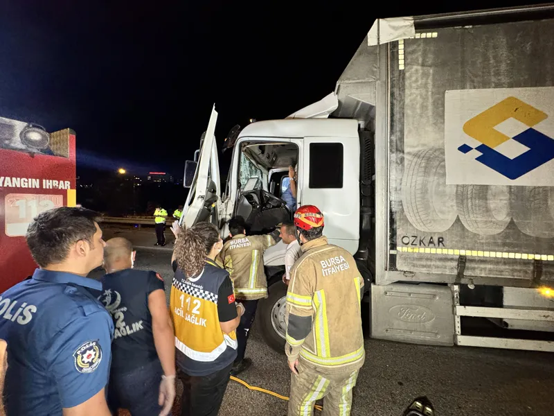 Bursa'da kamyon TIR'a çarptı! Trafiği kilitleyen kaza-5