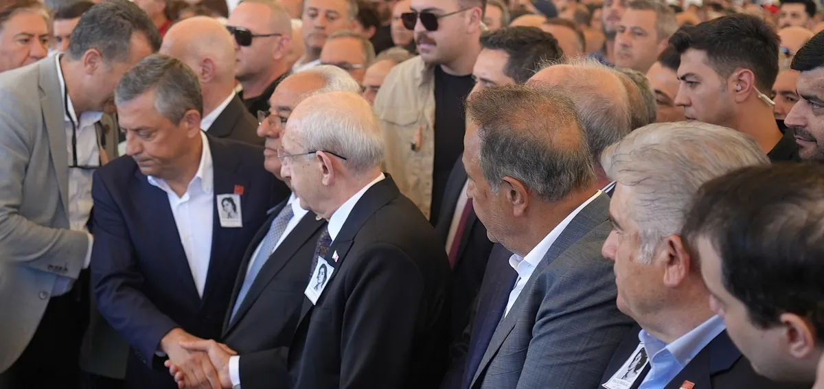 chpde-mutlak-butlan-sonrasi-ikinci-bulusma-kemal-kilicdaroglu-ve-ozgur-ozel-olcay-baykalin-cenazesinde-tokalas-1784290644576.jpeg CHP'de mutlak butlan sonrası ikinci buluşma: Kemal Kılıçdaroğlu ve Özgür Özel Olcay Baykal'ın cenazesinde tokalaştı-4