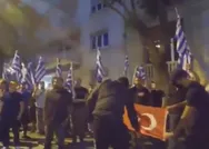 Yunanlıların Ayasofya hazımsızlığı! Slogan atıp Türk bayrağını yaktılar!
