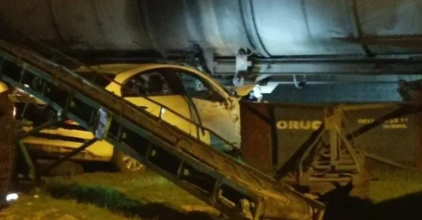 Otomobil, yük trenine çarptı: 3 yaralı