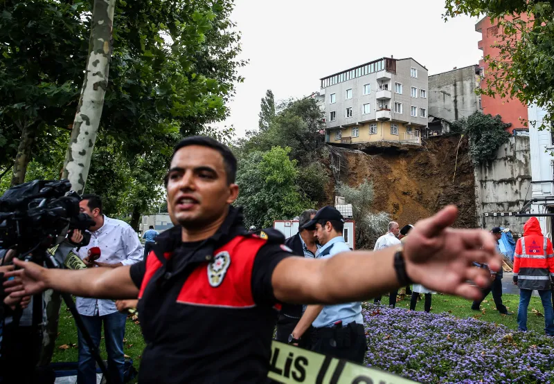 Korkulan oldu! Canlı yayında bina çöktü - 17