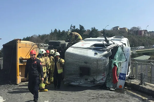 İBB'ye ait asfalt yüklü kamyon kontrolden çıkarak devrildi! Köprü ve alt yol trafiğe kapatıldı
