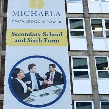 İngiltere’de mahkemeden skandal karar: Michaela Community School adlı okulda namaz kılmak yasak!