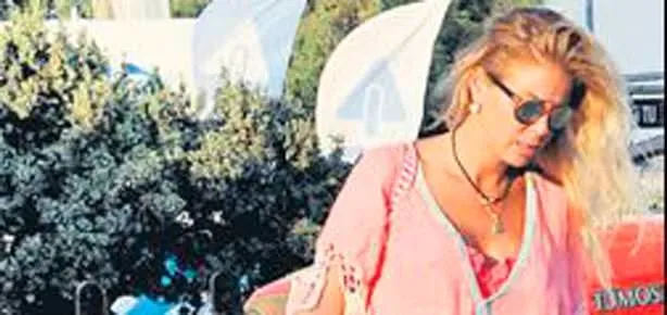 Kızıyla deniz keyfine doğru