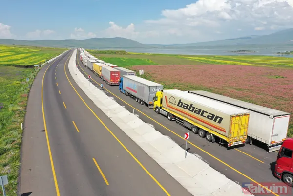 Gürcistan sınırında 16 kilometre uzunluğunda TIR kuyruğu oluştu! 3 günde sadece 3 kilometre ilerleyebiliyorlar - 18