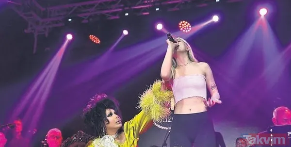 Aleyna Tilki Bülent Ersoy'un sahnesine çıktı şarkı söyleyemeyince olanlar oldu! "Bir süre şarkı söyleyemeyeceğim" demişti - 10