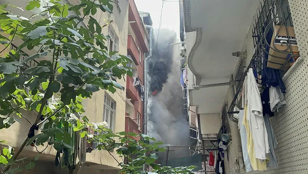 Son dakika: Esenyurt'ta bir oto koltuk kılıfı imalathanesinden yangın-3