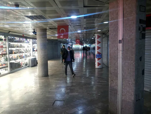 Karaköy'de Türk bayrağını koparan kişiye esnaftan meydan dayağı!-2